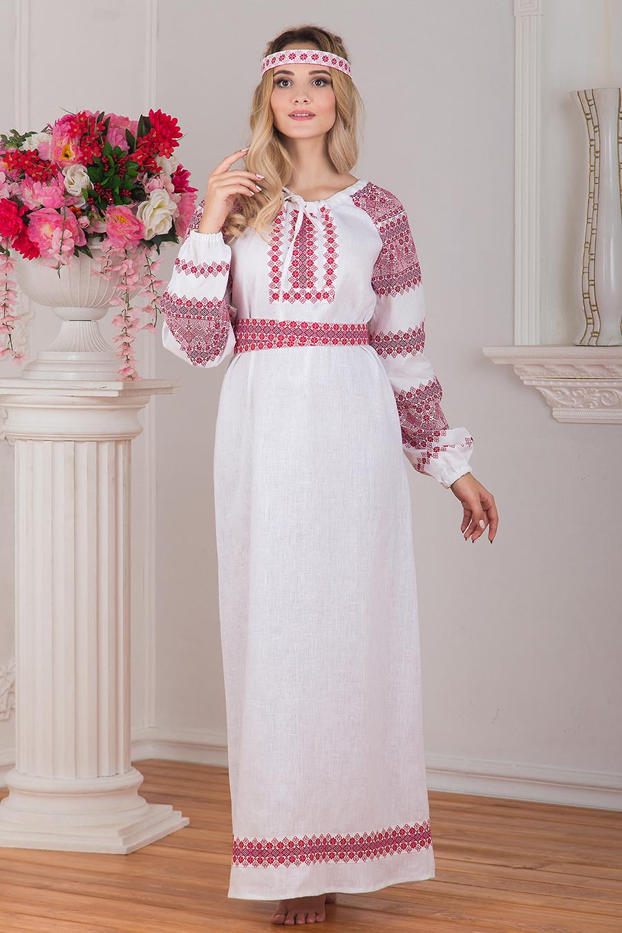 Women in Slavic costumes in Paramaribo