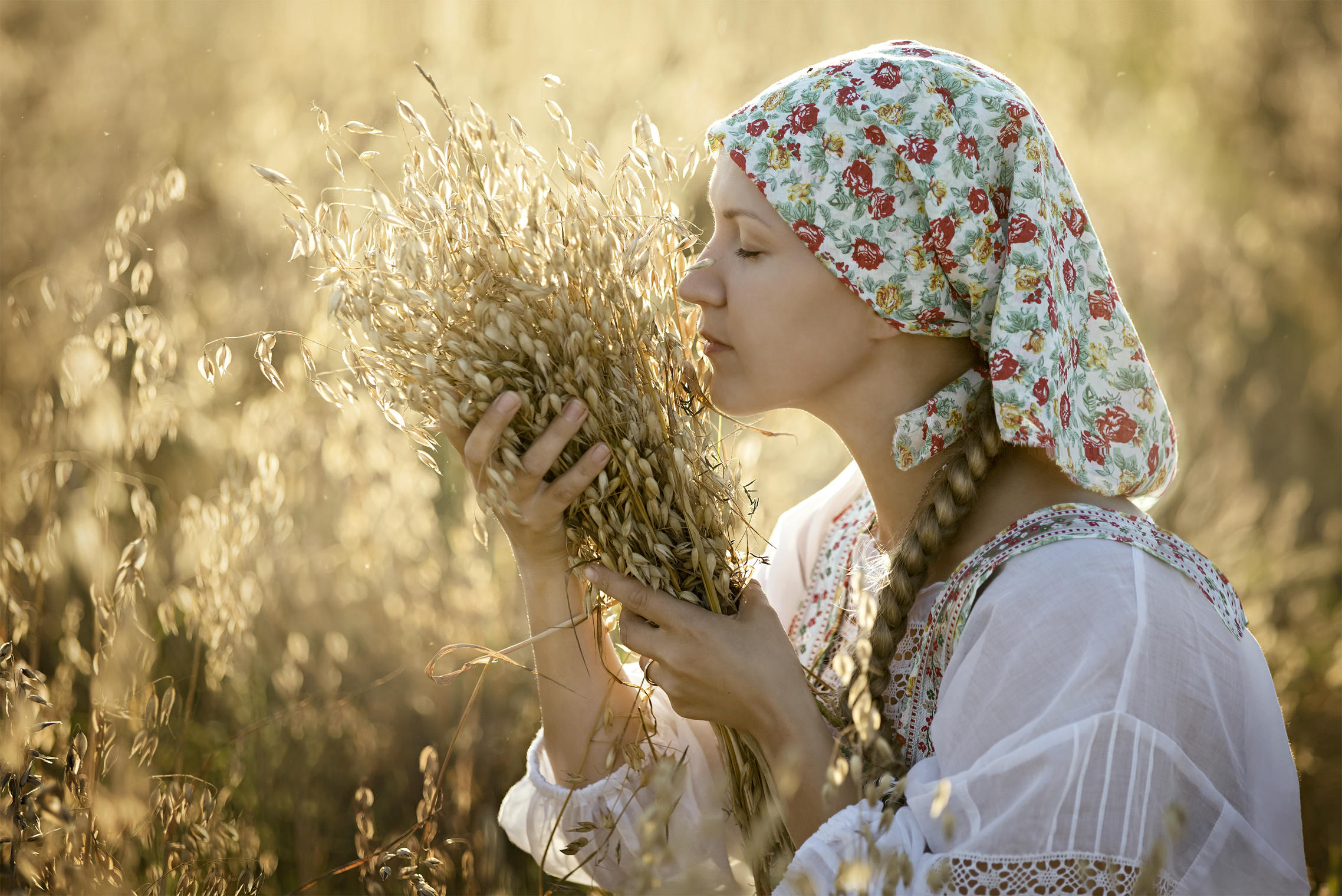 Photo Women in Slavic costumes in Paramaribo