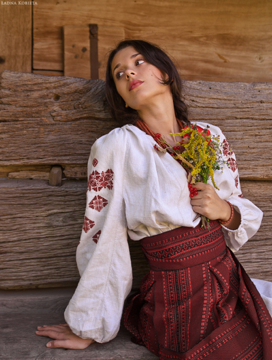 Girls in Slavic costumes in Paramaribo