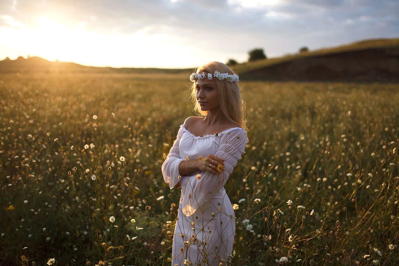 Girls in Slavic costumes in Paramaribo