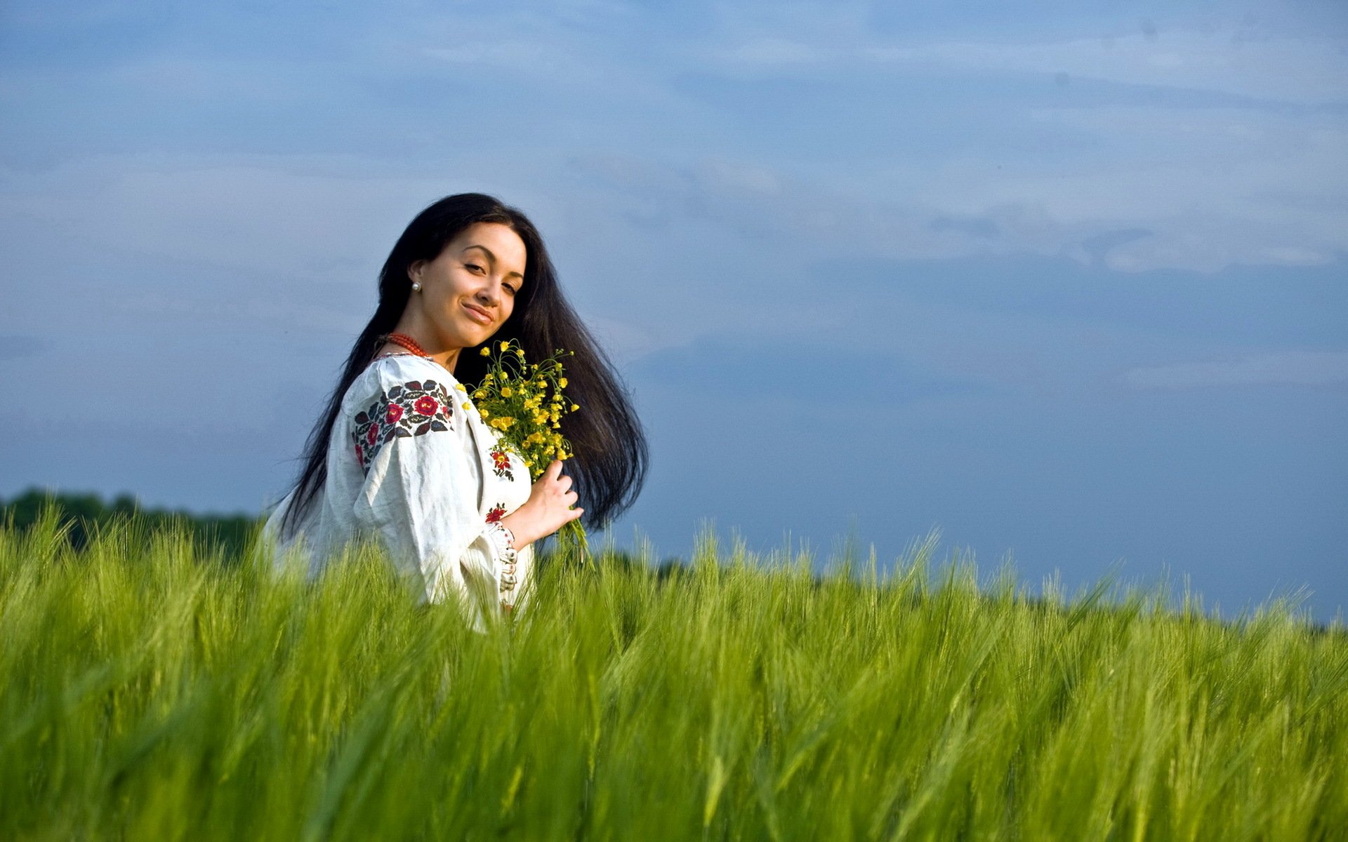 Girls in Slavic costumes in Paramaribo