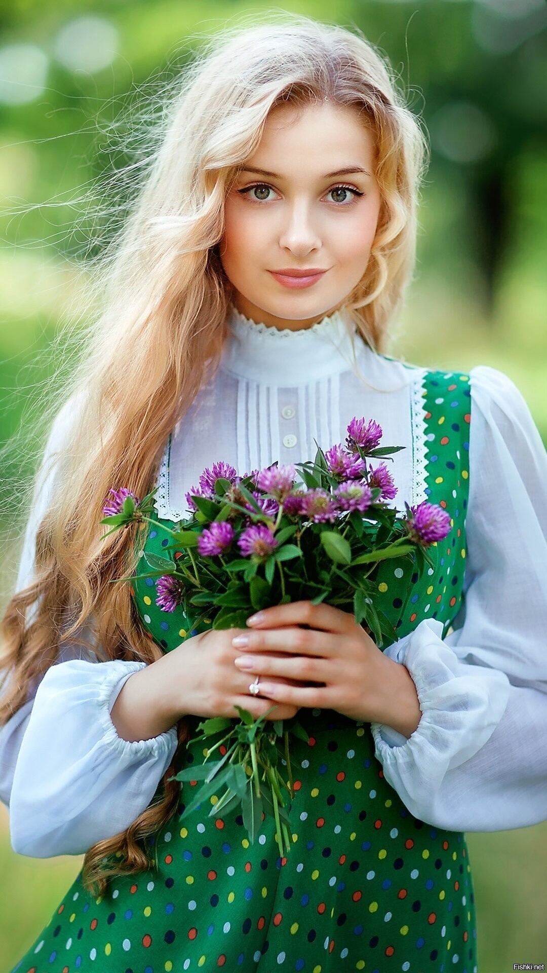 Girls in Slavic costumes in Paramaribo